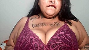 Mary Jhuana dildo neukt zichzelf in slaapkamer