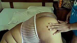 Stiefmoeder betrapt bij vingeren door stiefzoon die haar grote kut hard neukt