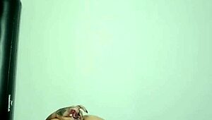 Gadis Goth Latina Muda Cuba Anal Pertama Dengan Dildo Kaca, Regang Bontot Besar