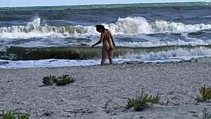 Диво публично чукане на плажа с обръсната руса кучка.