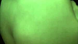 Глянь на эту девку с мокрой пиздой