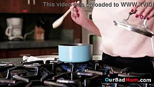 Эй Райан, застукал нас за делом, хочешь в горячую тройничку