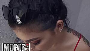 Wow, Gina Valentina neodolá penězům a roztáhne nohy pro Tonyho Rubina v uličce!