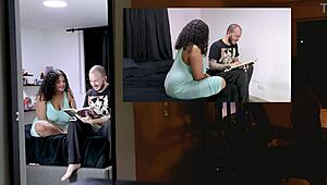 Jag knullar min kusins tjej medan han spelar, följ oss på insta och twitter romansavant the 2001 xperience