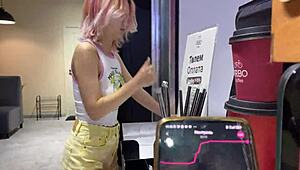 vandrer bygatene med en vibrator som surrer inni hennes tynne asiatiske kropp, del 2 av utendørs spenning