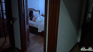 Matrigna e figliastro condividono il letto per un pompino profondo