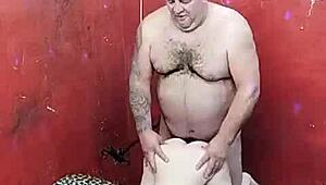 Падчерица просит у дяди горячее молочко в попку