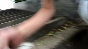 Vadul tömöm a bugyimat, miközben nyilvánosan masztizok