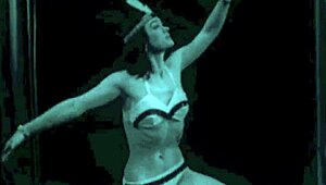 Dark lantern showt honderd jaar oude porno met vintage neuken en harige kut