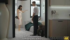 Mature4k Storia di Vendetta di Ragazzi 18+ Piccoli. Una Moglie Brunetta Europea Tradisce con una Cougar Seduttiva.