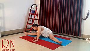 ioga nua com regina noir de calcinha branca.