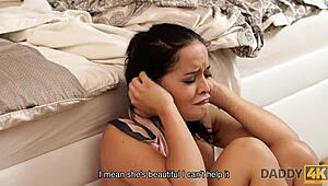 Donkerharige schone geniet van daddy's tong op poesje voor geile bedseks