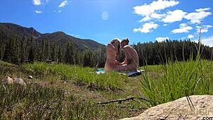 露营冒险变成与苏基苏基女孩和安迪·萨维奇的公共内射