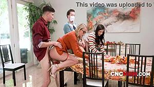 यो, इस मिल्फ ग्रुप के साथ फ्रीयूज़ पूरी तरह से मेनू में है! 😜