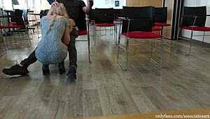 Essa prof gata me pegou batendo punheta em público antes da aula e ajudou pra caralho