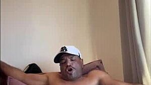 Arkadaşımın üvey babası paketi getirip beni sertçe deldi