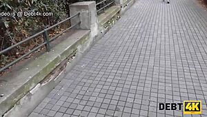 Debt4k zbiralec dominira blondinko trdo pred možem.