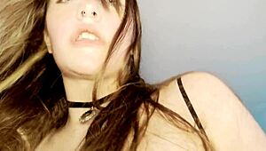 Ela sentou o cu apertado na pica com ousadia.