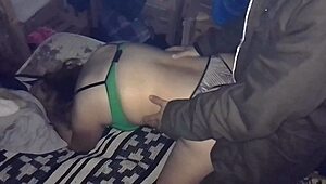 ラティーナ熟女のパンティ尻突き出しポーズ