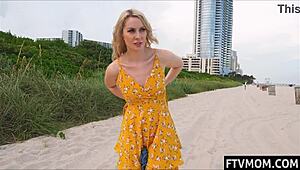 MILF calda mostra corpo nudo in bikini in spiaggia pubblica