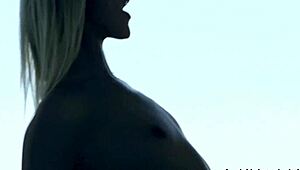 Tu veux voir cette jeune élégante empalée sur une grosse queue ? Elle kiffe grave !