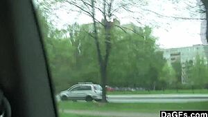 Dagfs - remaja 18+ berambut gelap dengan tetek kecil 18+ goda slit lembab di tempat duduk belakang