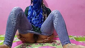 فتاة ديسي مثيرة تم القبض عليها تمتص قضيب صديقها في الفصل مع أصدقاء حولها