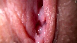 Opsednut sam širenjem svoje široke pičke izbliza dok pričam prljavo