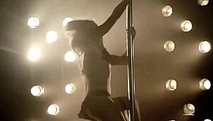 Шакира съблазнява със секси танци на пилон в мини 18+ бикини