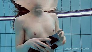 水中スラットのロクサラナ・チェフがプールで全裸ストリップ