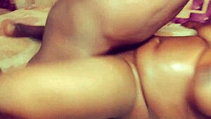 Hennes droppande fitta smakar så gött att jag inte kan låta bli att spruta inne