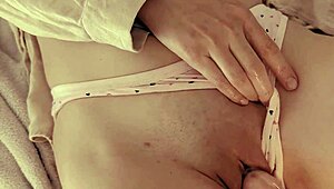 Ojczym Drażni Moją Mokrą Ogoloną Cipkę Pocieraniem i Wytryskiem