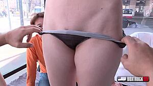 Szép Rebeca Sharon nagy seggére kap ondót nyilvánosan