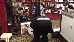 买鞋变露鲸尾，曲线辣妹秀丁字裤