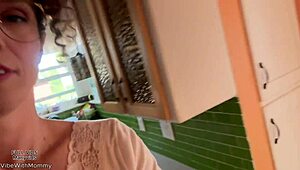 Nadržaná vlogerka macocha zvádza vysokoškoláka