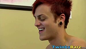 شابان مثليان نحيفان يتبادلان الشفط ويحتفلان بنيك مجنون معاً