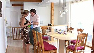 Niemiecka gospodyni rzuca nudne obowiązki i dziko się palcuje nago w domu