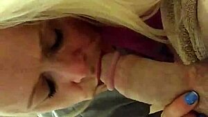 Loira dá boquete pro Johnny nessa cena crua