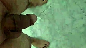 在浴室里爽尿而邻居偷偷看