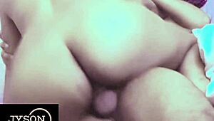 Babe bertunggang besar tunggang kote dalam gerakan perlahan close up