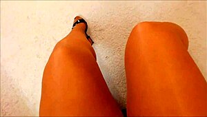 Milf curvilínea de meia-calça bege provoca com papo sujo pov