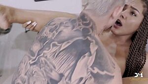 Σκέφτηκες ποτέ να γαμήσεις τη σέξι έβενος milf της κολλητής μου;