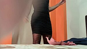 Câmera escondida espiona o quarto da irma postiça