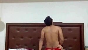 В первой части свингерская пара пробует новое с латинской женой в белье, муж в групповухе со страпоном