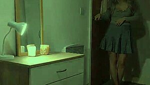 Pornos mit meiner Stiefschwester gucken fühlt sich so verboten und geil an