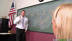 うわ、歯列矯正の18歳ティーン、カリー・ヒルトンが教室でマンコを激しく突かれる