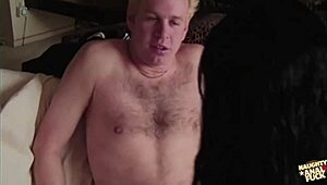 男がディープスロート、肛門、バックスタイルの後にラティーナの顔に最高の射精