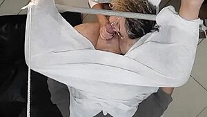 Ürolog doktor prostat muayenesinde azıyor ve hastayı straponla sikiyor!