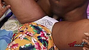 Ik scheur haar broek en neuk haar kut