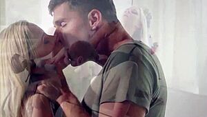 Annyira összetört vagyok, látva ezt a csaló csajt baszni a barátja hatalmas farkával.